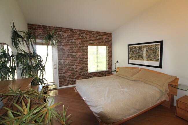 Building Photo - SHOWINGS AVAILABLE NOW