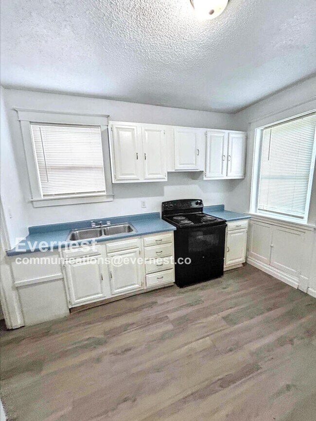 Building Photo - 2 Bed/1 Bath Townhome with Balcony / Pet-Friendly / Vouchers Accepted / Available Soon!