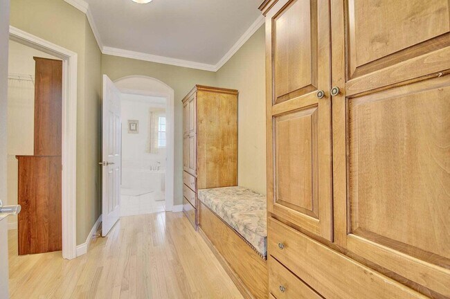 Building Photo - 459 Pinnacle Way