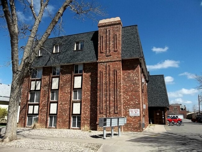 Primary Photo - 308 E Oak St