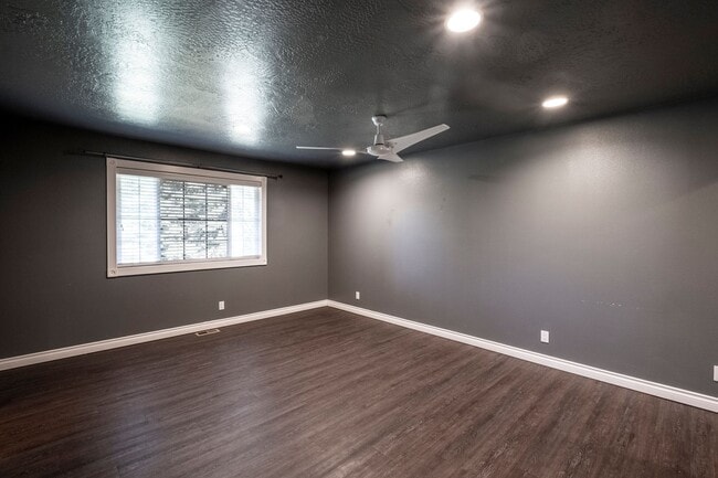 Building Photo - Large corner lot home in desirable Woodland Heights.