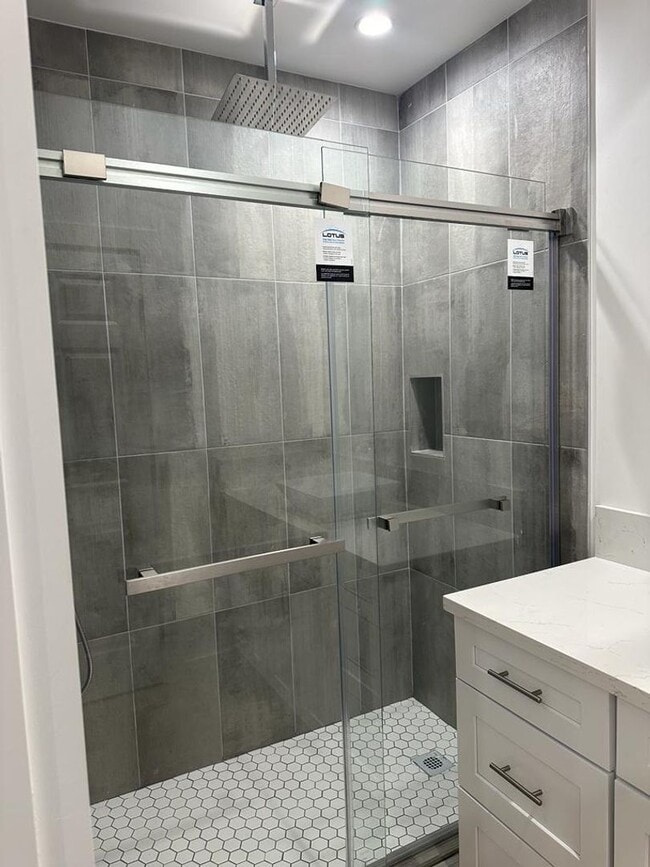 Building Photo - 3 Bedroom 2 Bathroom Single Home with Gara...
