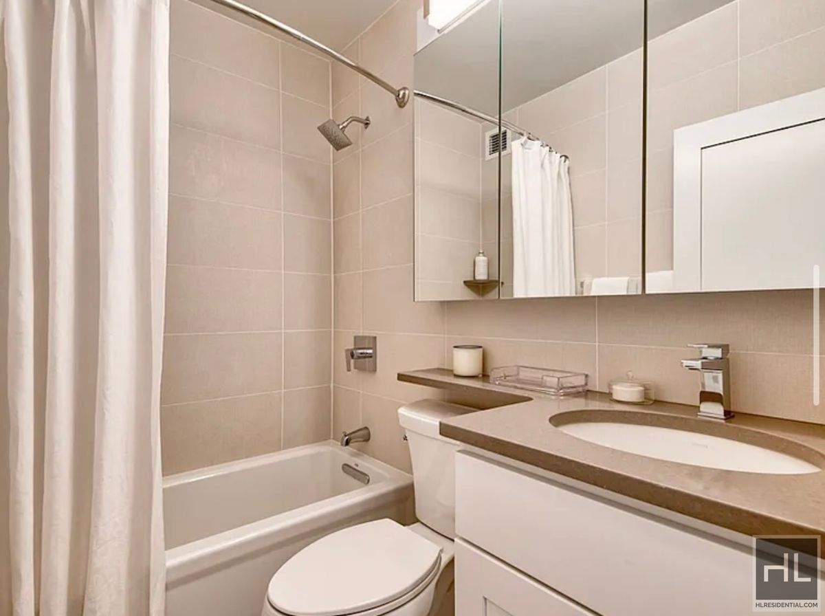 Building Photo - E 81st St