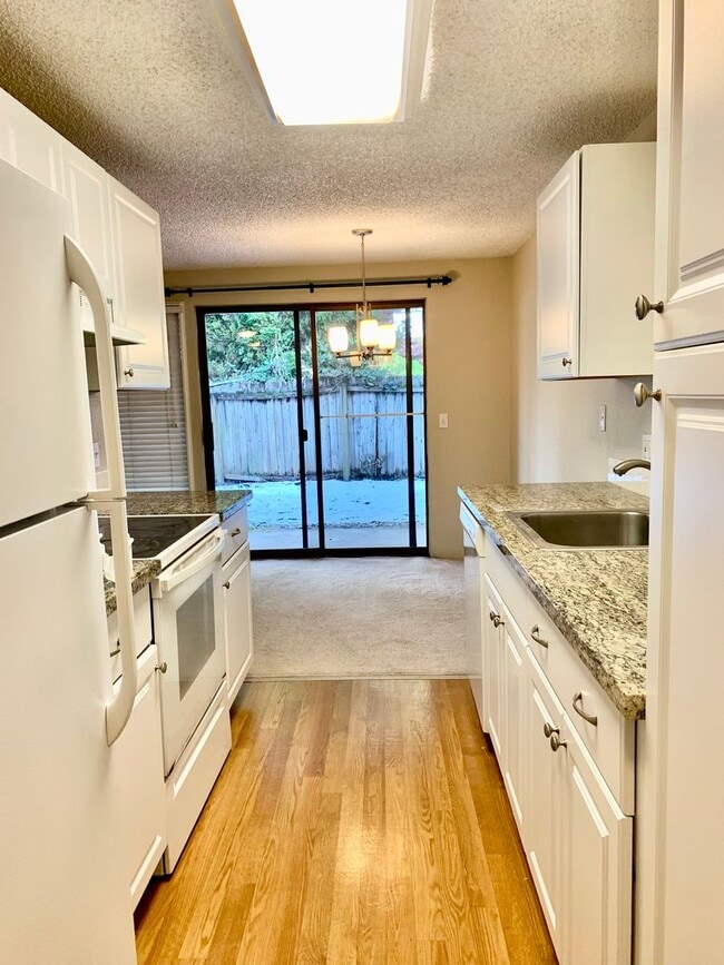 Building Photo - 1 BD 1 BA Kirkland Ground Floor Condo with Private Covered Patio