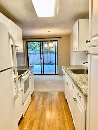 Building Photo - 1 BD 1 BA Kirkland Ground Floor Condo