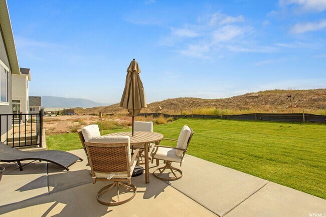 Building Photo - Stunning Home Right on the Golf Course!