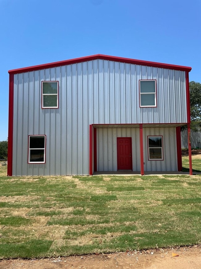 Building Photo - County Living in a Modern Home