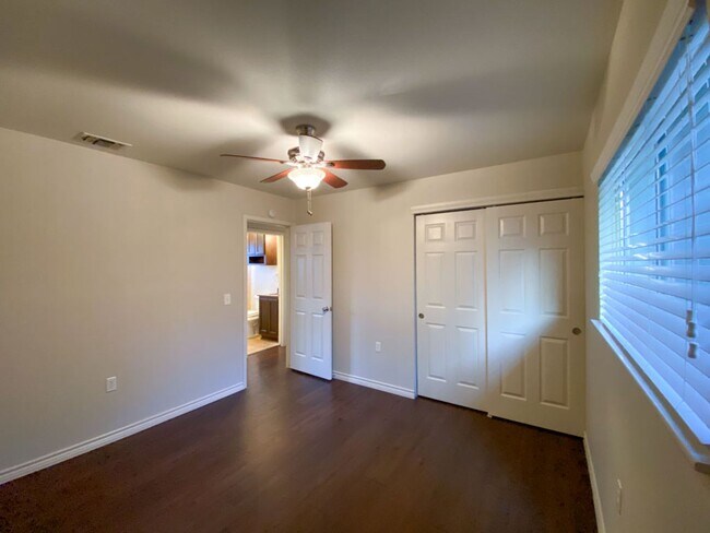Building Photo - Adorable house on Large LOT 3 Bedroom 2 ba...
