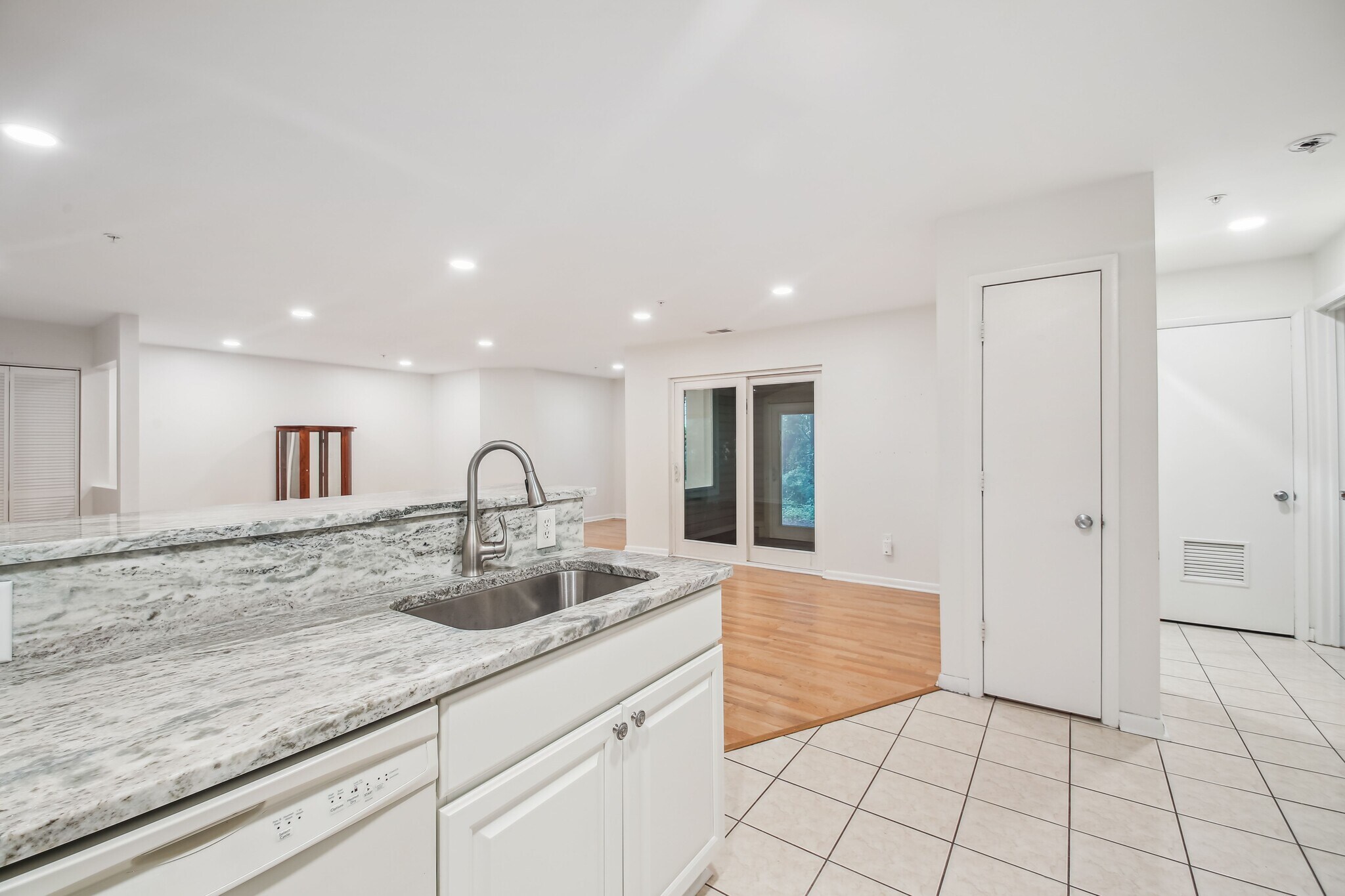 Kitchen Counter - 30 Hearthstone Ct