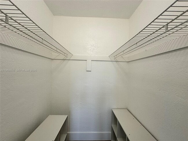 Building Photo - 913 NE 17th St