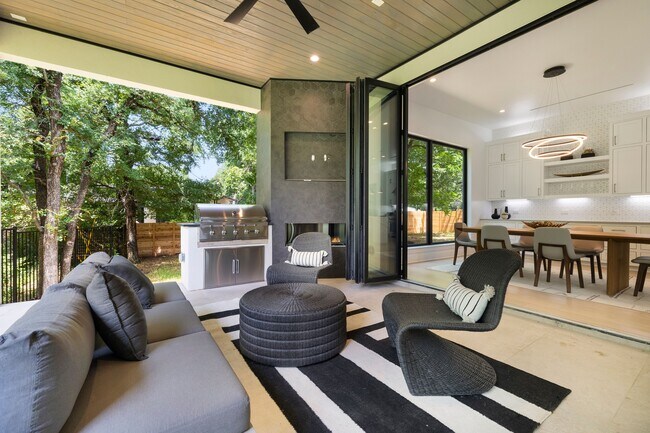 Building Photo - 2504 Bluffview Dr