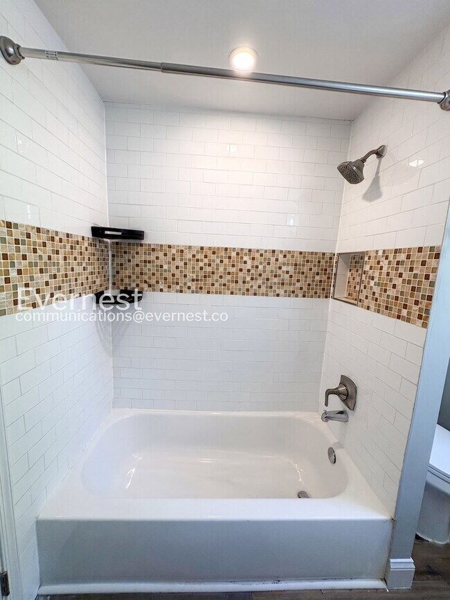 Building Photo - 3 Bed/1.5 Bath Townhome with Fenced Yard / Vouchers Accepted / Available Now!