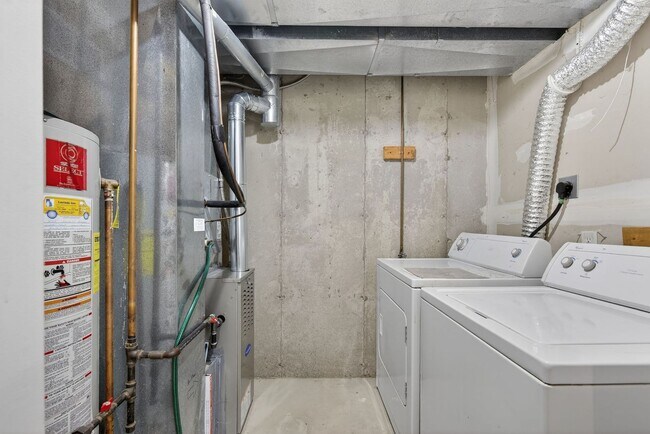 Building Photo - Charming 3 Bedroom with Garage!