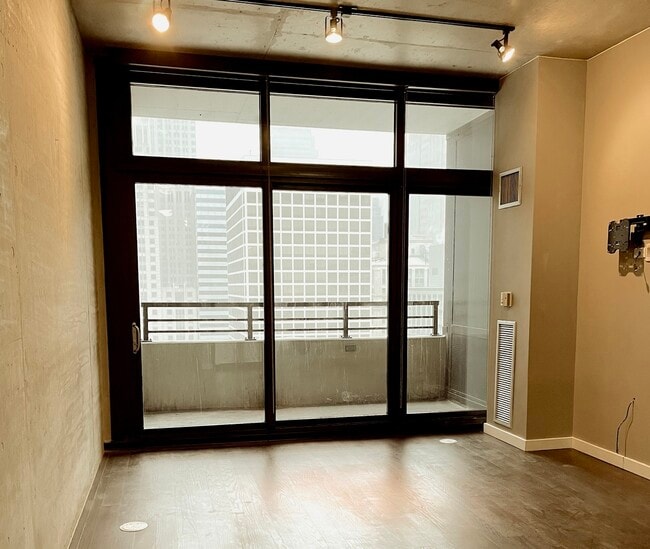 Building Photo - 235 W Van Buren St