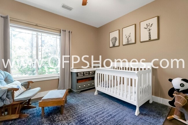 Building Photo - 712 Cypress Dr