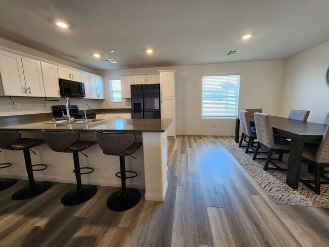 Building Photo - Charming 3BR/2.5BA Home in Las Vegas – Uti...