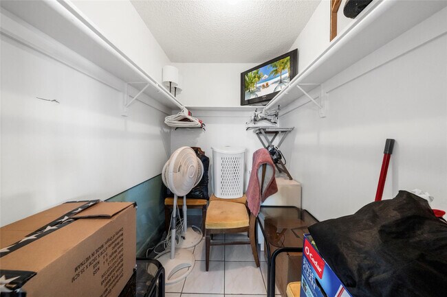 Building Photo - 319 NE 14th Ave