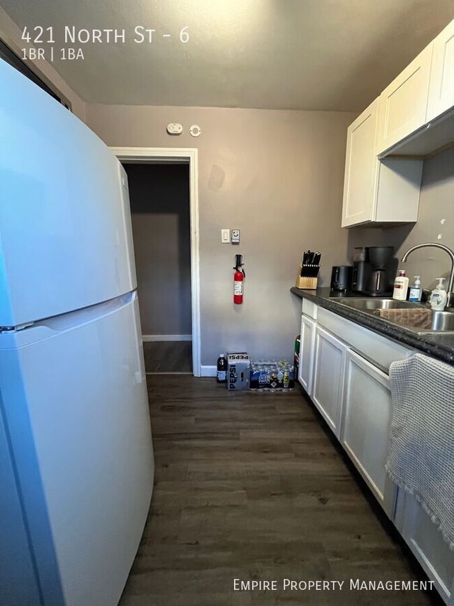 Building Photo - Available! 1st floor: 1 Bedroom/ 1 Bathroo...