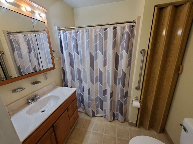 Building Photo - Renovated 2 Bedroom – First Floor Apartment in East Greenwich!