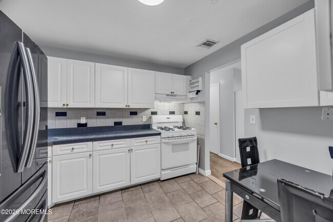 Building Photo - 393 College Dr