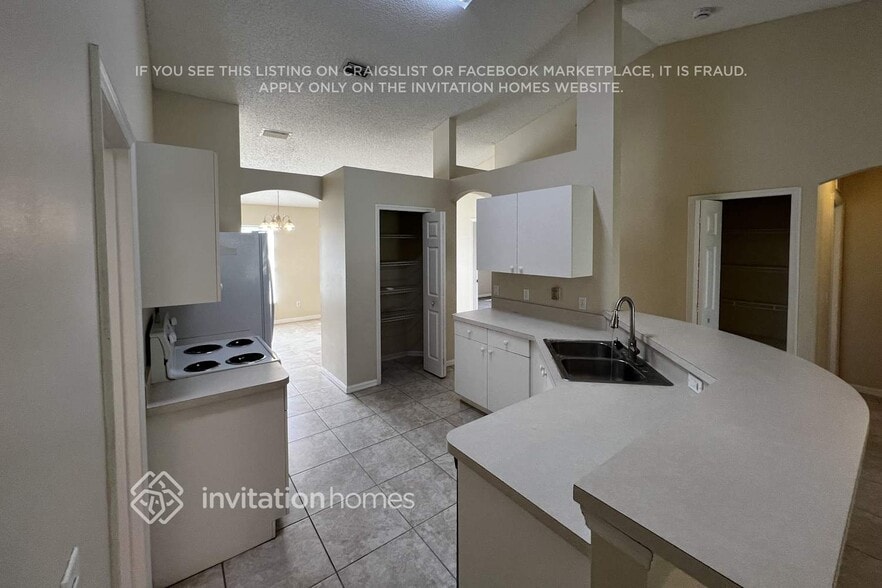 Building Photo - 2561 SW Calender St