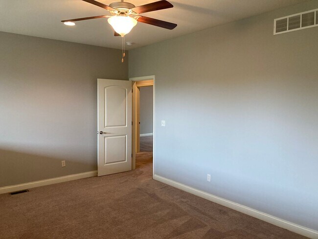 Building Photo - Bright 3BR Townhome with Bonus Room - Available NOW!