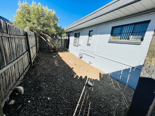 Building Photo - Casita Style Apartments In Tucson's Historical Neighborhoods!