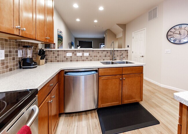 Building Photo - Fully Furnished Downtown 2 Bed, 4 Bath Executive Townhouse