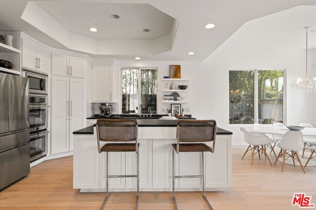 Building Photo - 835 Superba Ave