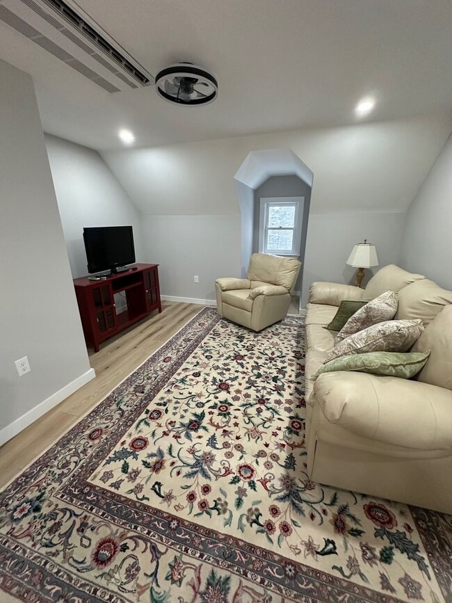 Building Photo - 1 Bedroom Furnished Apartment in Rindge