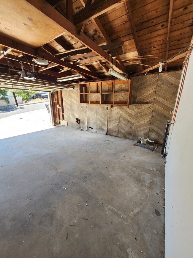 Building Photo - Newly Renovated! Spacious 4-Bed, 2-Bath Ho...