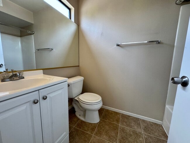 Building Photo - Light and Bright Townhouse-style condo in ...