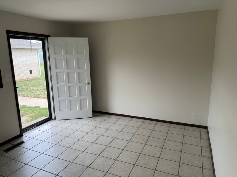 Building Photo - 3404 Ridgewood Dr