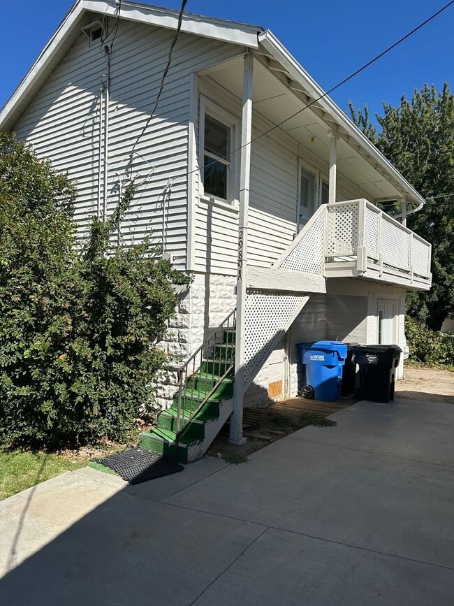 Building Photo - One bedroom, one bath, balcony and great views!