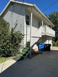 Building Photo - One bedroom, one bath, balcony and great views!