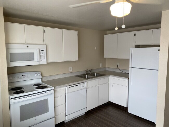 Building Photo - One Free Month! – 2 Bed / 1 Bath Condo – Utilities Included