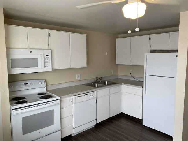 Building Photo - "One Month Free Rent with Signed 12 month Lease, 2-Bed Gem in Denver – Cozy 920 Sq. Ft."