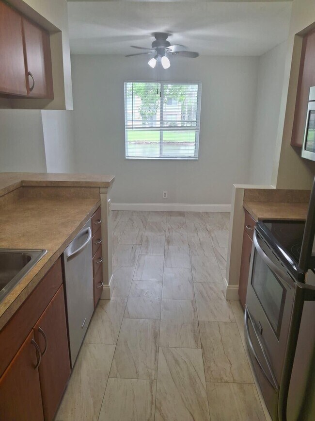 Building Photo - 9833 Westview Dr