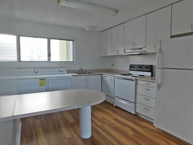 Building Photo - Spacious 2-Bedroom 1-Bath and 1-Parking at...