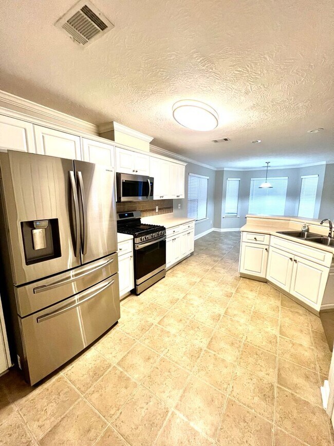 Building Photo - 702 Wickham Dr