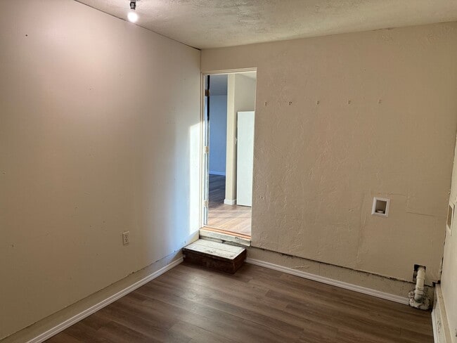 Building Photo - Updated 3 bedroom 1 bathroom house!