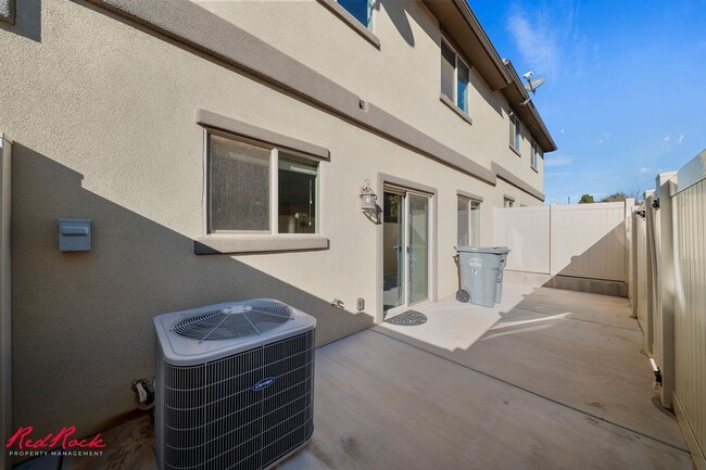 Building Photo - Charming 3 Bedroom Townhome