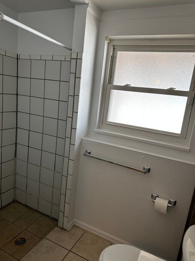 Building Photo - READY NOW!! Fantastic 4-bedroom,2 bath 1 car garage!