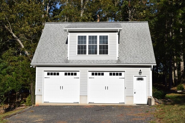 Building Photo - Lake Front 1 Bedroom Apartment - Large Garage & Boat Parking
