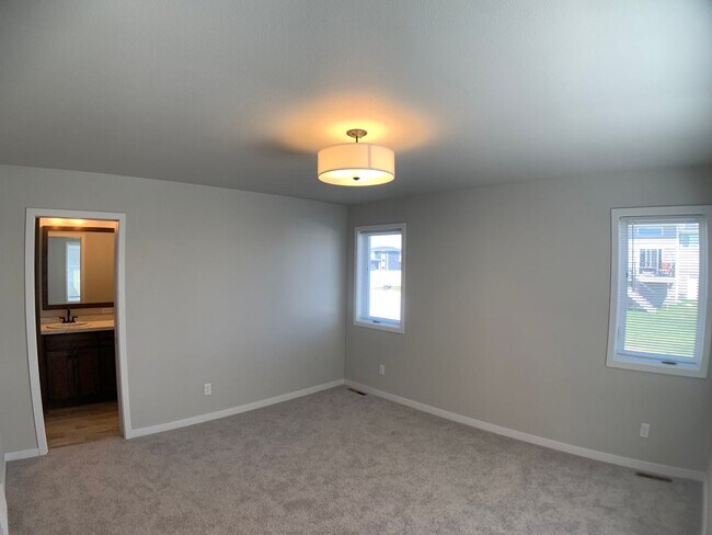 Building Photo - 4 Bed 3 Bath Single Family Home