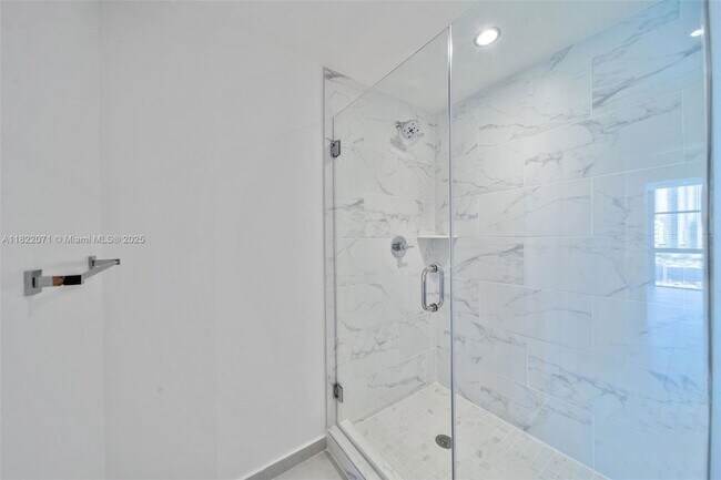 Building Photo - 2150 N Bayshore Dr