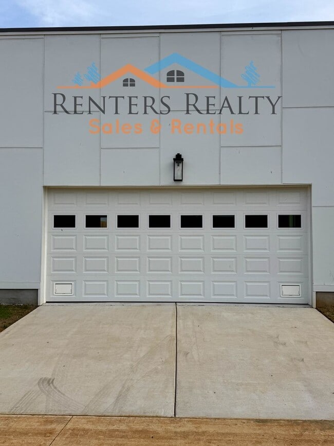 Building Photo - Stunning 2 Bedroom with Courtyard