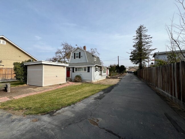 Building Photo - Nostalgic 3-bedroom Farmhouse in Hughson!