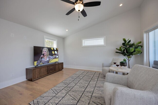 Building Photo - 521 Camden Dr
