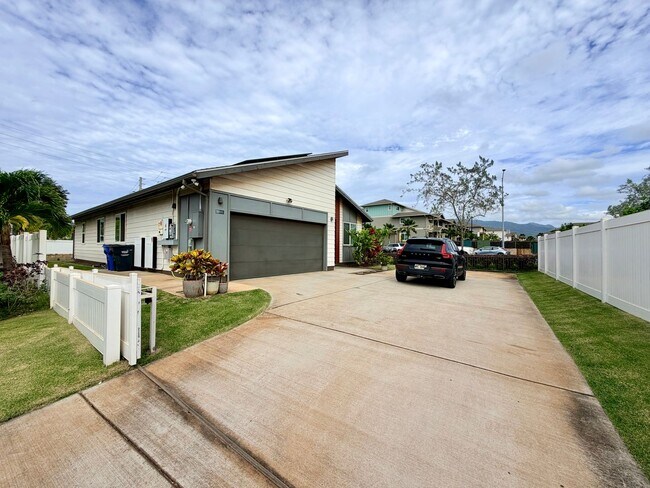 Building Photo - Single-Family Home Available for Rent in Hoopili - Pet Friendly!